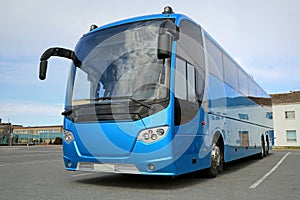 Modrý autobus čaká cestujúcich 