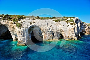 Blu grotta sul isola grecia 