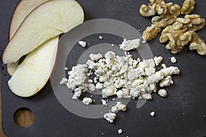 Blue cheese crumbles with apples and walnuts