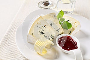 Blue cheese and fruit preserve