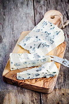 Blue cheese slices