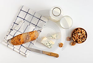 Blue cheese, two portions with bread, milk and walnuts