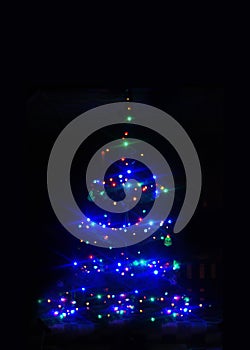 Blu albero di natale da le luci 