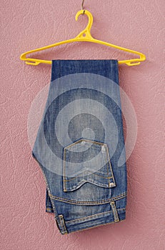 Modrý moderné džínsy 