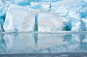 Blu filato al pezzo da ghiacciaio riflessione pace Acqua. artico Oceano 