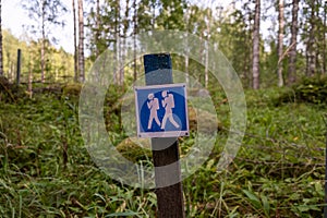 Blue hiking trail marker with two figures