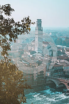 Blu ore centro,. panoramico più alto sul un fiume un 