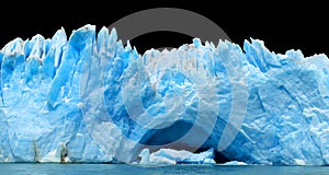 Azul glaciar sobre el negro 