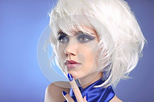 Blue makeup. Blonde bob hairstyle. Blond hair. Fashion Beauty Gi