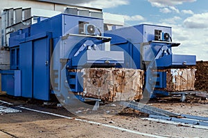 blue paper squeezer container and garabage press machine recycle cardboard to reusable material bales