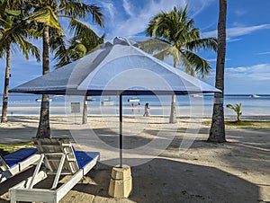 Azul sombrilla sobre el de lujo centro en Playa isla, las Filipinas 