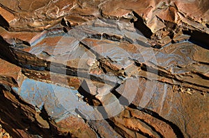 Blue patterns and structures on layers of banded ironstone formation