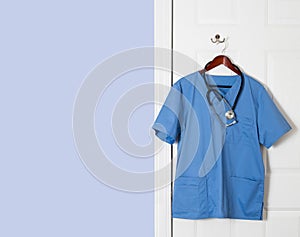 Blu cespugli camicie medico professionalmente sospeso sul porta 