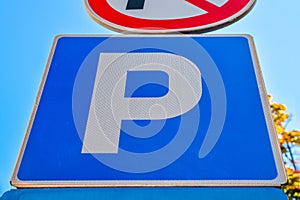 Blue sign for free parking with sky background