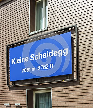 A blue signboard at Kleine Scheidegg