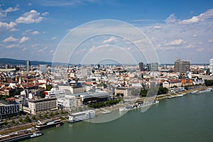 Modrá obloha a nábřeží Dunaje v bratislavě
