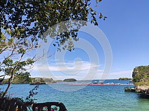 Blue sky and ocean meeting at the horizon