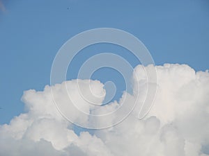 Cielo azul en soleado brillante blanco hinchado nubes en redondeado tableros  un piso gota vocación 