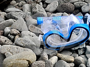 Blue Snorkling mask rocks