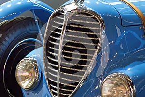 Azul antiguo clásico auto sobre el subastas 