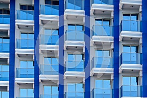 Modrý a biely budova mnoho balkóny veľký okna. tvary 