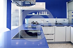 Modrý biely kuchyňa dizajn dom 