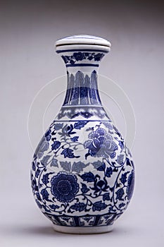 Blue and white peony pattern vase with cover figure