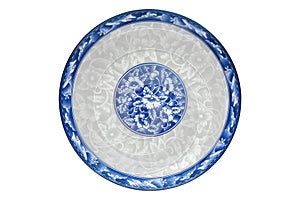 Azul a blanco porcelana de flor patrón sobre el comida aislado sobre fondo blanco. más alto 