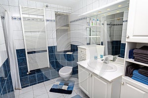 Blu bianco piastrellato il bagno toilette 
