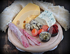 Bluecheese sausage tomatoes bread