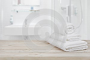 Rozmazané koupelna a bílý lázně ručníky na dřevo 