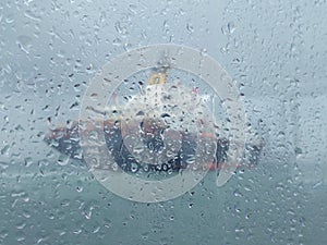 Borroso imagen de barco en la lluvia 
