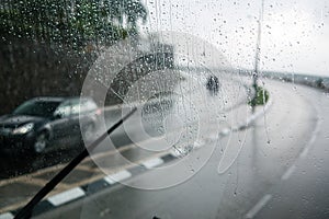 Sfocato strade scena attraverso auto finestre la pioggia declino 