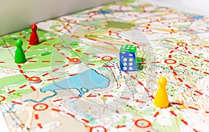 Board game orienteering with cubes and map