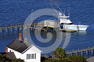 Un barco en bahía de santo 