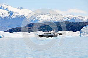Boat in front the Perito Moreno glacier