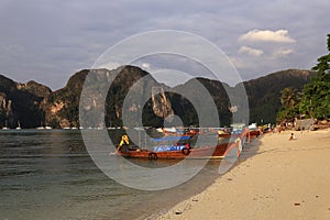 Un barco puerto bahía, tailandia 