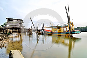 Un barco sobre el muelle 