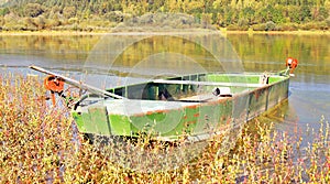Loďka pri jazere