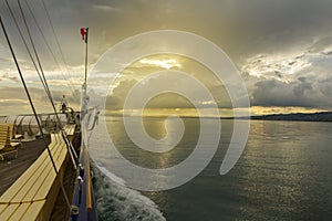 Un barco sobre el amante.. atardecer 