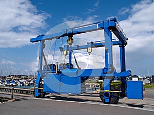 Boat lifter crane