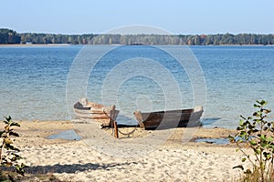 Boat moored on the lake shore