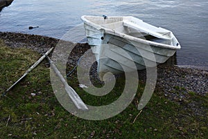 Boat and oars on the lake