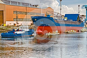 Boat picking ship from lifter