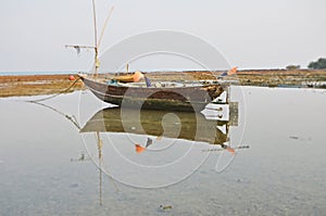 The boat and the reflection shadow