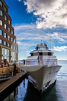 Boat in Rowes Wharf, Boston, Massachusetts.