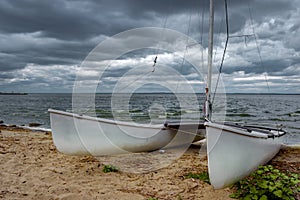 Un barco sobre el arena 