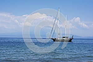 Un barco en el mar 