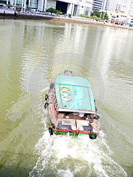 Una barca sul un fiume 