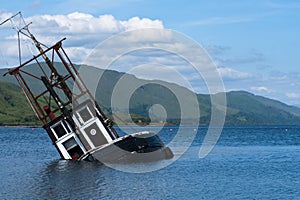 Un barco hundimiento buque lago 